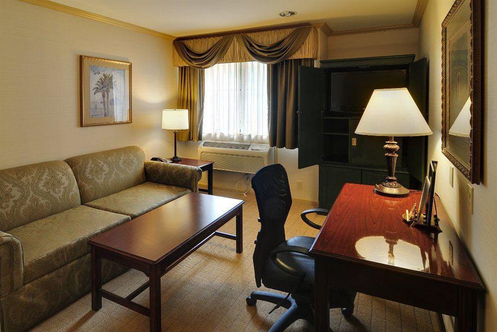 Best Western Plus Palm Court Hotel Davis Δωμάτιο φωτογραφία